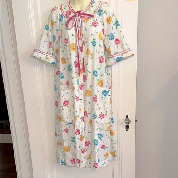 Vintage Pink, Blue & Yellow Pansy Print Polyester/Cotton Robe or House Coat - Picture 1 of 8